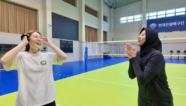 현대건설 배유나와 메가가 서로를 바라보며 미소를 짓고 있다./현대건설 제공