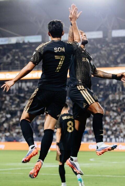LAFC의 손흥민과 부앙가가 LA갤럭시전에서 세리머니를 하고 있다./LAFC