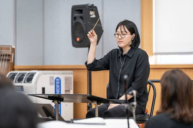 국립국악관현악단 ‘공존’ 연습현장 정예지 지휘자 [국립극장 제공]