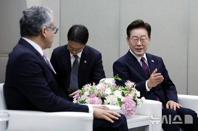 [부산=뉴시스] 김진아 기자 = 이재명 대통령이 19일 부산에서 열리는 제48차 유네스코 세계유산위원회 개회식에 앞서 칼레드 엘에나니 유네스코 사무총장을 접견하고 있다. 2026.07.19. bluesoda@newsis.com