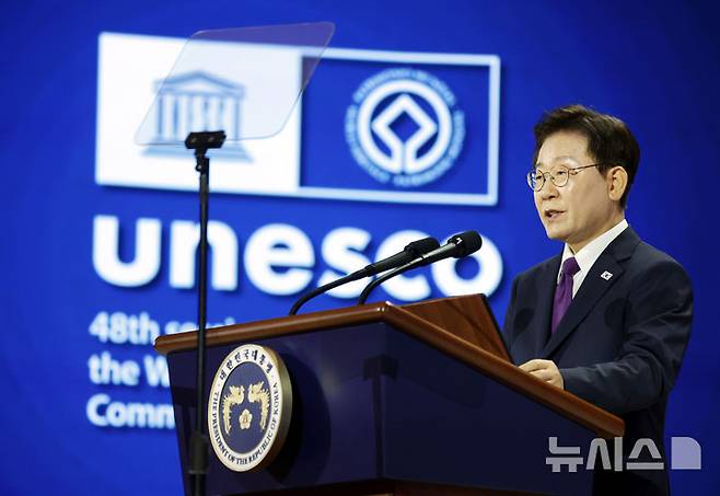 [부산=뉴시스] 김진아 기자 = 이재명 대통령이 19일 부산에서 열린 제48차 유네스코 세계유산위원회 개회식에서 축사를 하고 있다. 2026.07.19. bluesoda@newsis.com