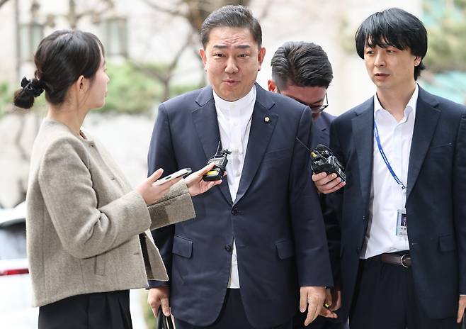뇌물수수 의혹 등을 받는 무소속 김병기 의원이 마포구 서울경찰청 공공범죄수사대에 출석하며 취재진 질문에 답하고 있다. 연합뉴스