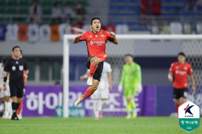 강원 김대원이 18일 김천 상무전에서 골을 터뜨린 뒤 환호하고 있다. 프로축구연맹 제공