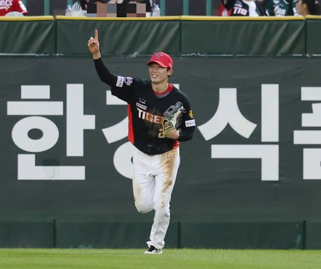 KIA 타이거즈 김호령이 18일 인천 SSG랜더스필드에서 열린 SSG 랜더스와 2026 신한 SOL KBO리그 방문경기에서 5회말 1사 1루에서 박성한의 타구를 다이빙 캐치한 뒤 1루로 송구해 주자마저 잡아낸 뒤 손을 들고 세리머니를 하고 있다. /사진=KIA 타이거즈 제공