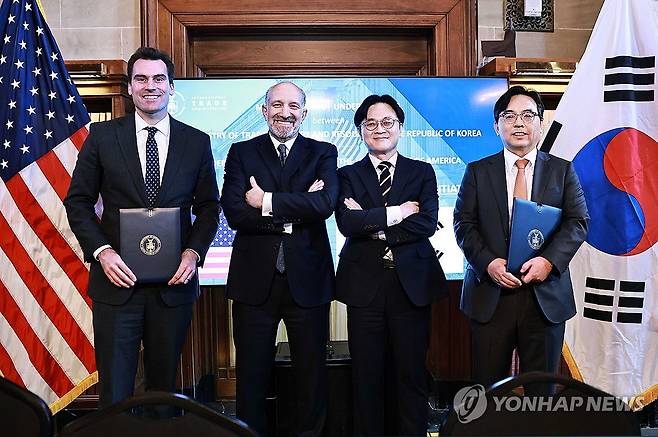 한-미 조선 파트너십 이니셔티브 양해각서 체결식 (서울=연합뉴스) 김정관 산업통상부 장관이 8일(현지시간) 미국 워싱턴 D.C. 상무부에서 열린 한-미 조선 파트너십 이니셔티브 양해각서(MOU) 체결식에 하워드 러트닉(Howard Lutnick) 상무부 장관과 임석해 서명자들과 기념사진을 촬영하고 있다. 2026.5.9  [산업통상부 제공. 재판매 및 DB금지] photo@yna.co.kr