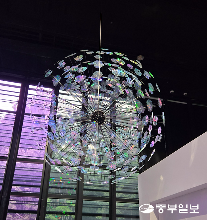 이지연 작가의 '얼룩무지개숲'. 임창희기자
