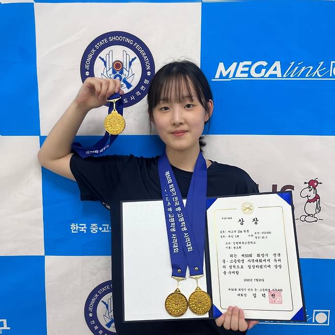 제50회 회장기 전국중·고등학생사격대회에서 3관왕에 오른 윤소희(인천체고)가 메달을 걸고 기념촬영을 하고 있다.
