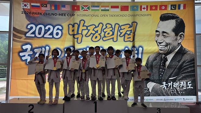 ▲ 구미 형곡초등학교 태권도부 겨루기 선수단이 '2026 박정희컵 국제오픈태권도대회' 초등부 종합우승을 차지한 뒤 입상 선수들과 함께 단체 기념촬영을 하고 있다. 형곡초 제공.