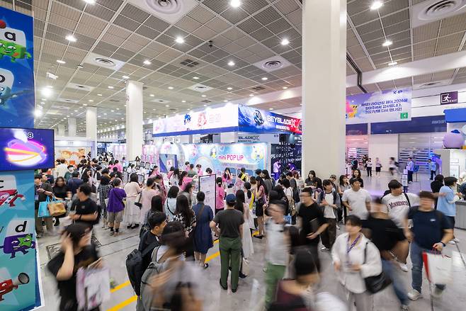 지난 16일 서울 강남구 코엑스에서 열린 ‘캐릭터 라이선싱 페어·보드게임콘 2026’ 행사장이 관람객들로 북적이고 있다.(사진=한국콘텐츠진흥원)