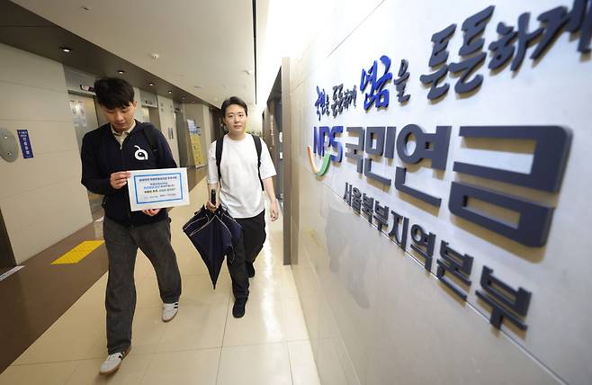 국민연금에 삼성전자 성과급 지급안 관련 주주서한 제출하는 액트. (사진=뉴시스)
