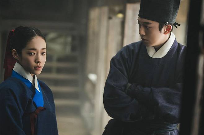 Since its release on the 17th, the Netflix series Donggung climbed to No. 1 on the Korean charts within a single day and has remained at the top for three consecutive days. The series has proven its explosive popularity by pushing SBSs Manager Kim—which is currently recording a peak viewership rating of 23.1%—out of the top spot.Donggung tells the story of Gu Cheon, who travels between the human and spirit worlds, and Saeng-gang, a palace maid harboring a secret, as they investigate the curse of the East Palace on the kings orders. By blending historical drama, occult, and fantasy genres, the series successfully captures both a distinctly Korean aesthetic and a eerie atmosphere.The adorable character Kkeomeoksali, who appears as Gu Cheons spirit companion, has captured viewers attention. Writers Kwon So-ra and Seo Jae-won revealed that they created this character inspired by urban legends.Director Choi Jeong-gyu poured his heart and soul into the production—including set design and the use of seasonal elements—to intuitively distinguish between the real world and the spirit world. Donggung, which showcases a highly polished production, is currently available to watch in its entirety on Netflix.