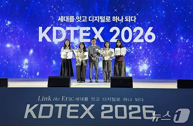 대상과 장려상을 수상한 대전보건대 치기공학과 학생들이 기념촬영을 하고 있다. (대전보건대 제공. 재판매 및 DB금지)/뉴스1