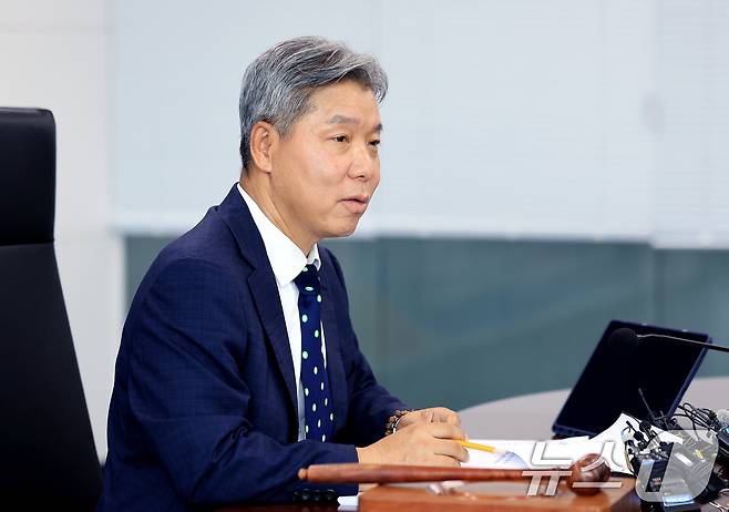 이영진 스포츠공정위원회 위원장이 20일 서울 송파구 올림픽회관에서 열린 배재고 야구부 징계 재심의에서 모두발언을 하고 있다. 2026.7.20 ⓒ 뉴스1 이호윤 기자