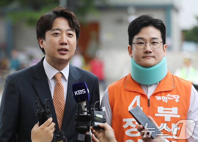 이준석 개혁신당 대표와 정이한 부산시장 후보가 29일 부산 북구 구포시장에서 취재진 질문에 답하고 있다. 2026.4.29 ⓒ 뉴스1 윤일지 기자