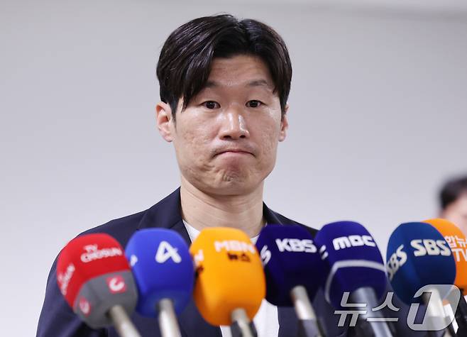 박지성 K-축구혁신위원회 공동위원장이 20일 오후 서울시 종로구 국립현대미술관 사무동에서 열린 K-축구 혁신위원회 3차 회의를 마친 뒤 브리핑 중 생각에 잠겨 있다. 2026.7.20 ⓒ 뉴스1 박지혜 기자