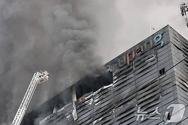 19일 오전 인천 서해구 석남동 쿠팡32물류센터에서 화재가 발생해 소방당국이 진압을 하고 있다. 전날 오전 6시 54분쯤 발생한 화재는 24시간을 넘긴 이날 오전까지 꺼지지 않고 있다. 2026.7.19 ⓒ 뉴스1 이광호 기자