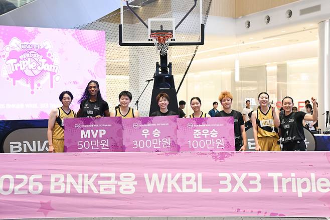 일본 플로리시 군마가 19일 경기도 용인시 롯데몰 수지점에서 열린 ‘2026 BNK금융 WKBL 3x3 트리플잼’ 결승전에서 윌(일본)을 21-7로 꺾고 2년 만에 정상에 올랐다. 사진 | WKBL
