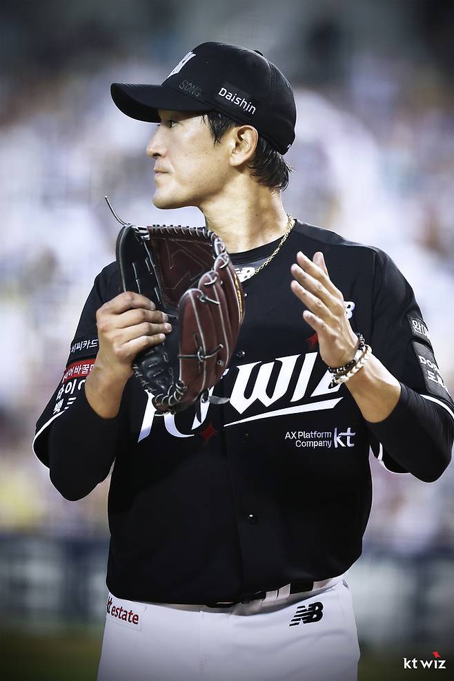 KT 고영표가 19일 서울 잠실구장에서 열린 2026 KBO리그 정규시즌 LG전에 선발 등판해 이닝을 마치고 내려가고 있다. 사진 | KT 위즈