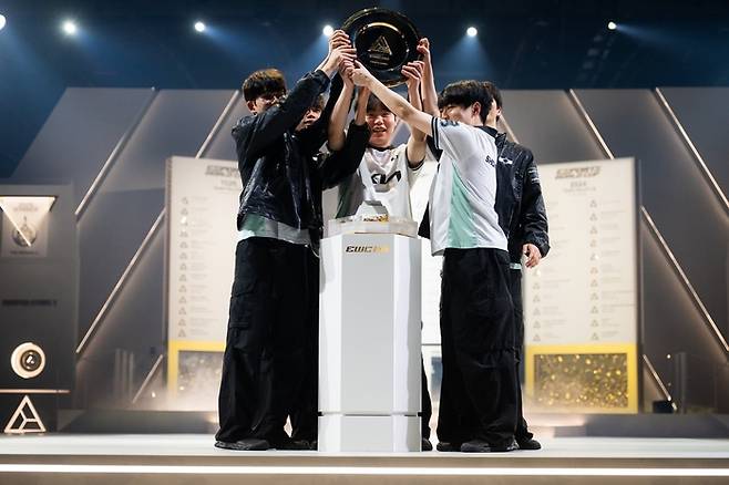 디플러스 기아가 19일 열린 2026 EWC 리그 오브 레전드 결승전에서 KC를 꺾고 우승을 차지했다. 사진 | EWC