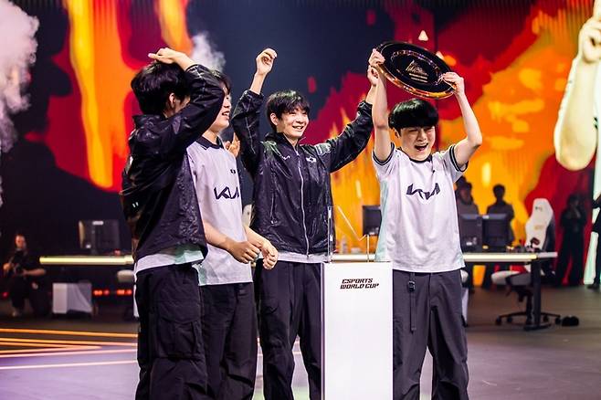 ‘쇼메이커’ 허수가 EWC 우승컵을 번쩍 들며 기뻐하고 있다. 사진 | EWC