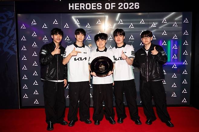디플러스 기아가 19일 열린 2026 EWC 리그 오브 레전드 결승전에서 KC를 꺾고 우승을 차지했다. 사진 | EWC