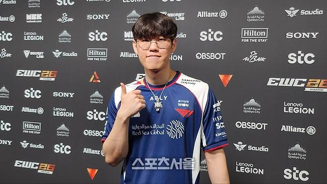 T1 ‘오너’ 문현준이 15일(한국시간) 프랑스 파리 포르트 드 베르사유 전시장에서 열린 2026 e스포츠 월드컵(EWC) 리그 오브 레전드(LoL) 종목 조별리그 첫 경기 승리 후 인터뷰를 하고 포즈를 취하고 있다. 파리 | 김민규 기자 kmg@sportsseoul.com