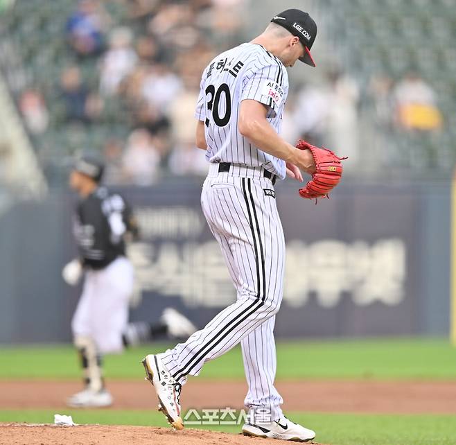 LG 선발투수 톨허스트가 16일 서울 잠실구장에서 열린 2026 KBO리그 KT전 2회초 2사 1,3루 상대 최원준에 3점홈런을 허용한 후 아쉬워하고 있다. 잠실 | 최승섭기자 thunder@sportsseoul.com