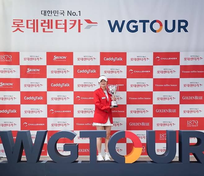 이진경이 19일 골프존 조이마루 챔피언스홀에서 열린 2025 롯데렌터카 WGTOUR 5차대회에서 우승을 확정한 뒤 트로피를 들고 포즈를 취하고 있다. 사진 | 골프존