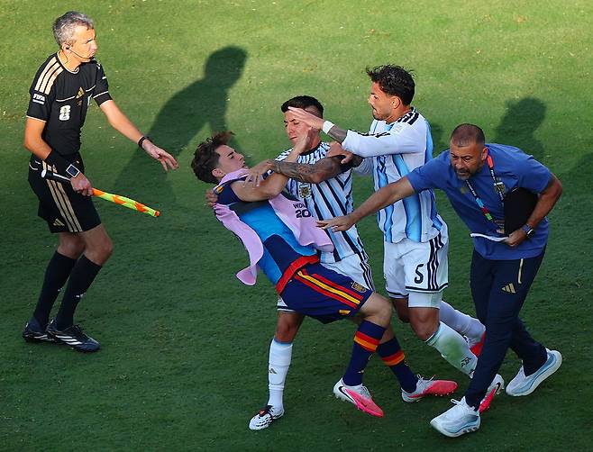 Soccer Football - FIFA World Cup 2026 - Final - Spain v Argentina - New York/New Jersey Stadium, East Rutherford, New Jersey, U.S. - July 19, 2026 Argentina's Leandro Paredes and Thiago Almada clash with Spain's Gavi after the match REUTERS/Mike Segar  <저작권자(c) 연합뉴스, 무단 전재-재배포, AI 학습 및 활용 금지>