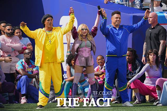 BTS graced the stage of the first-ever halftime show in the 96-year history of the 2026 FIFA World Cup in North America. This performance garnered significant attention from football fans worldwide, standing shoulder-to-shoulder with global pop stars such as Madonna, Justin Bieber, and Shakira.BTS took the stage with a dance crew of over 24 members to perform their global hit song, Dynamite. In particular, the members delivered a passionate performance by rewriting the lyrics to match the World Cup atmosphere.