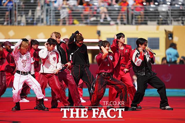 BTS graced the stage of the first-ever halftime show in the 96-year history of the 2026 FIFA World Cup in North America. This performance garnered significant attention from football fans worldwide, standing shoulder-to-shoulder with global pop stars such as Madonna, Justin Bieber, and Shakira.BTS took the stage with a dance crew of over 24 members to perform their global hit song, Dynamite. In particular, the members delivered a passionate performance by rewriting the lyrics to match the World Cup atmosphere.