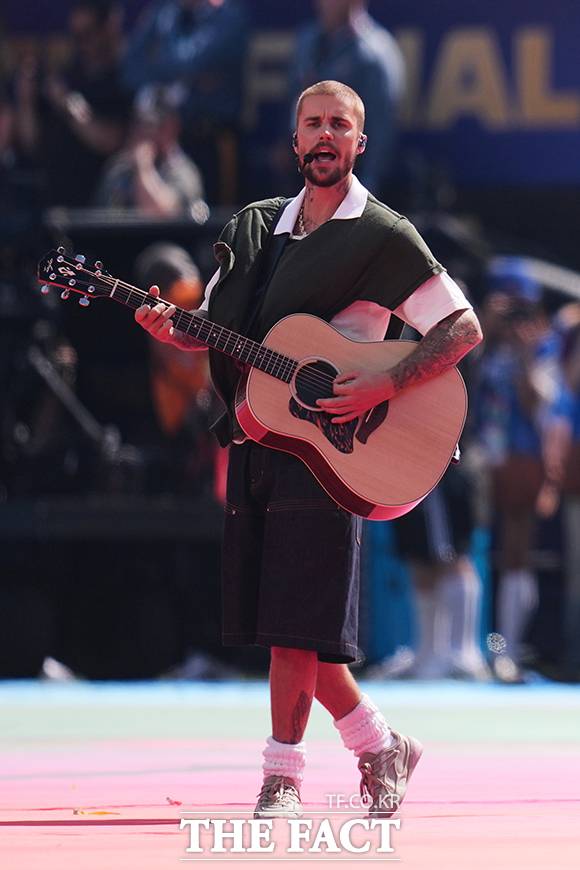 BTS graced the stage of the first-ever halftime show in the 96-year history of the 2026 FIFA World Cup in North America. This performance garnered significant attention from football fans worldwide, standing shoulder-to-shoulder with global pop stars such as Madonna, Justin Bieber, and Shakira.BTS took the stage with a dance crew of over 24 members to perform their global hit song, Dynamite. In particular, the members delivered a passionate performance by rewriting the lyrics to match the World Cup atmosphere.