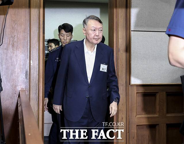 윤석열 전 대통령이 대법원에서 징역 7년이 확정된 체포방해 사건에 대한 재판소원을 신청하지 않기로 했다. 윤 전 대통령이 지난해 9월 서울 서초구 서울중앙지방법원에서 열린 '특수공무 집행 방해, 직권남용 권리행사 방해 혐의' 1심 첫 재판에 출석하고 있다./사진공동취재단