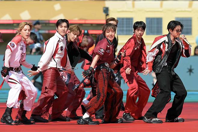 2026 북중미 월드컵 결승전 하프타임 쇼에 선 BTS 멤버들./AFP·연합뉴스