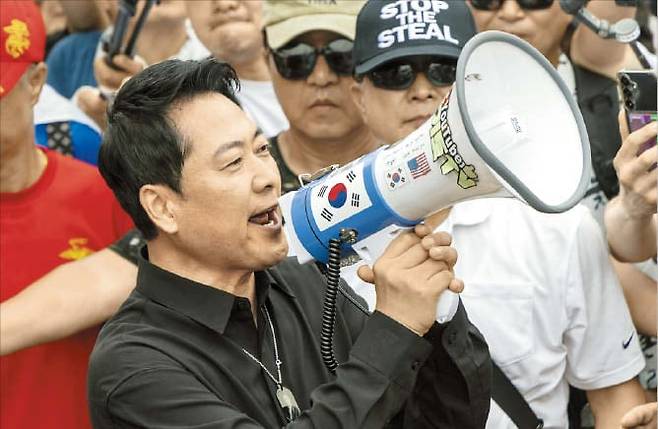 장동혁 국민의힘 대표가 17일 서울 올림픽공원 핸드볼 경기장 앞에서 확성기를 들고 발언하고 있다. /김지호 기자
