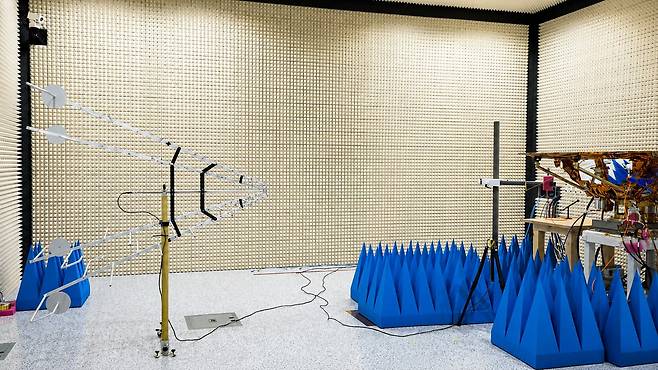 한국항공우주(KAI) 사천 우주센터에서 전자파 환경 시험을 받고 있는 위성./KAI 제공