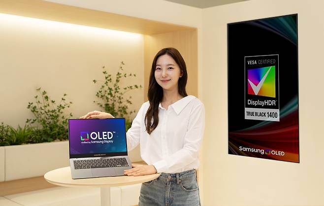 VESA의 새로운 고휘도 디스플레이 인증 등급 'DisplayHDR True Black 1400' 획득을 지원하는 삼성디스플레이의 노트북용 탠덤 OLED 데모 제품. /삼성디스플레이