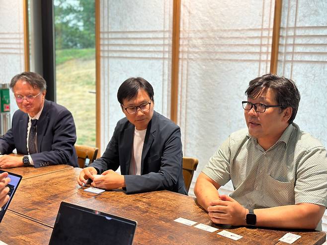 지난 15일(현지 시각) 한국과학기술연구원(KIST) 유럽연구소에서 만난 (왼쪽부터) 김상원, 윤주용, 김용준 리서치 코디네이터./자르브뤼켄(독일)=한국과학기자협회 공동취재단