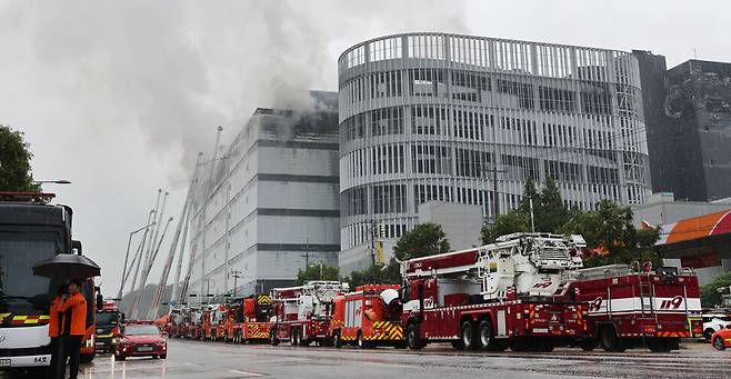 인천 서해구 석남동 쿠팡 물류센터 화재가 사흘째 이어지는 가운데 20일 오전 화재 현장에서 소방대원들이 진화작업을 하고 있다. 김혜윤 기자 unique@hani.co.kr
