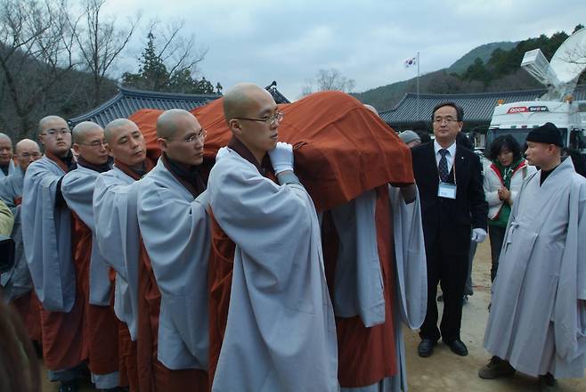 법정 스님의 뜻을 존중해 검소하게 치러진 장례. 유재철 장례지도사가 주관했다. 대한민국장례문화원 제공