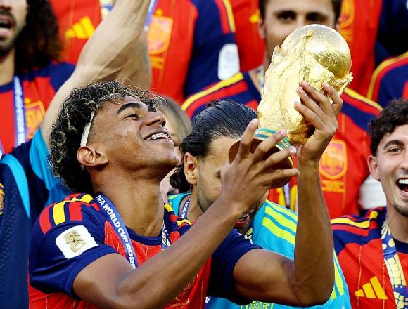 2026 FIFA 월드컵 우승을 차지한 스페인의 라민 야말이 동료 선수들과 함께 우승 트로피를 들어 올리며 기뻐하고 있다. [사진=로이터/연합뉴스]