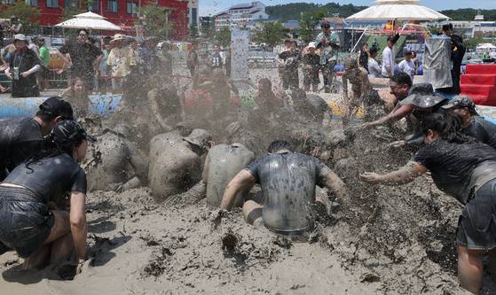지난해 충남 보령 대천해수욕장 머드엑스포광장에서 열린 제28회 보령머드축제를 찾은 관광객들이 축제를 즐기고 있다. 뉴스1