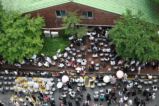 지난달 4일 6·3 전국동시지방선거 투표함 이송이 지연되고 있는 서울 송파구 잠실7동 제2투표소에서 시위대와 일부 주민이 부정선거를 외치며 입구를 봉쇄하고 있다. 뉴스1