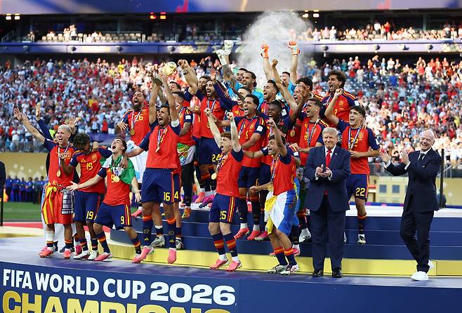 도널드 트럼프 미국 대통령과 잔니 인판티노 국제축구연맹(FIFA) 회장이 20일 미국 뉴저지주 이스트러더퍼드 뉴욕·뉴저지 스타디움에서 열린 2026 FIFA 북중미 월드컵 결승 시상식에서 스페인 선수들이 우승 트로피를 들어 올리는 모습을 지켜보고 있다. 로이터연합뉴스