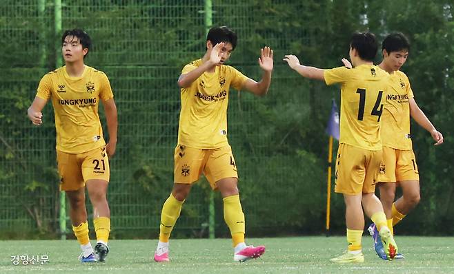 서울 중경고 이동준이 지난 19일 충북 제천축구센터에서 열린 59회 대통령금배 전국고등학교 축구대회 서울광운인공지능고와의 경기에서 득점한 후 동료들과 기뻐하고 있다. 제천 | 한수빈 기자