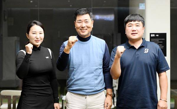 국제골프아카데미 20주 과정을 이끌 이성두(가운데) KPGA프로와 강윤신(사진 왼쪽) 김기훈 프로가 국제식품 빌딩 6층 디지털골프연습장에서 파이팅을 외치고 있다.  김성효 선임기자