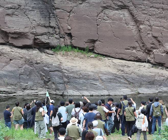 Participants in the 8th World Heritage Site Managers' Forum take a look at the Unesco-listed petroglyphs along the Bangu Stream in Ulsan on July 17. NEWS1