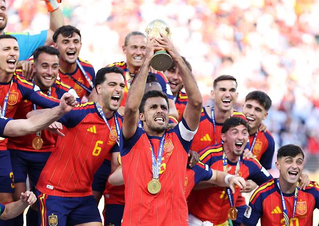 16년 만에 월드컵 정상에 오른 스페인 선수단이 2026 FIFA 북중미 월드컵 우승 트로피를 들어 올리고 있다. AFP=연합뉴스