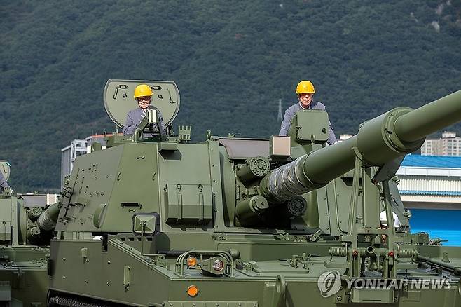지난해 한화에어로스페이스 창원2사업장에서 열린 ‘참전용사 재방한 행사’에서 미 해군의 병원선박인 ‘헤이븐(USS HAVEN)’에서 해군 간호사로 복무한 최고령 참석자 로이스 R. 귄(왼쪽), 미 육군 하사로 참전한 로버트 M. 마르티네즈가 K9 자주포에 탑승해 기념 촬영하고 있다. [연합뉴스]