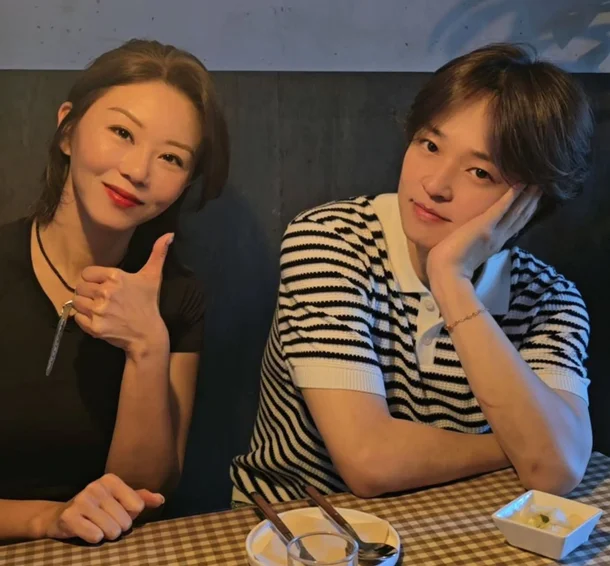 그룹 UN 출신 김정훈이 당구선수 김가영과의 뜻밖의 투샷을 공개하며 오랜만에 근황을 전했다.